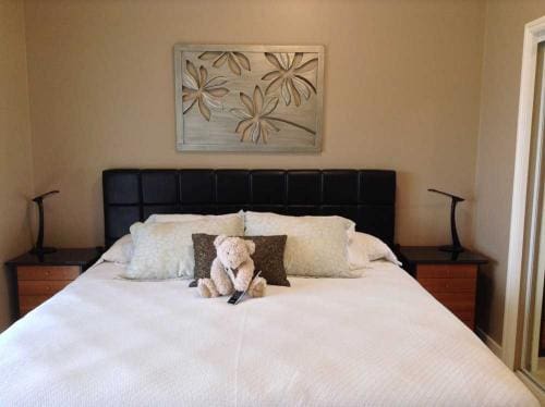 Lakeview Room Bed