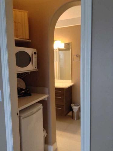 Lakeview Room nook and entrance to bathroom