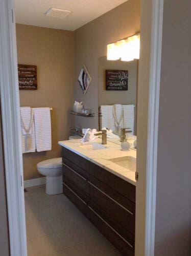 Panorama Room bathroom entry