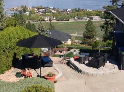A Lakeview Heights Bed and Breakfast Guest Patio